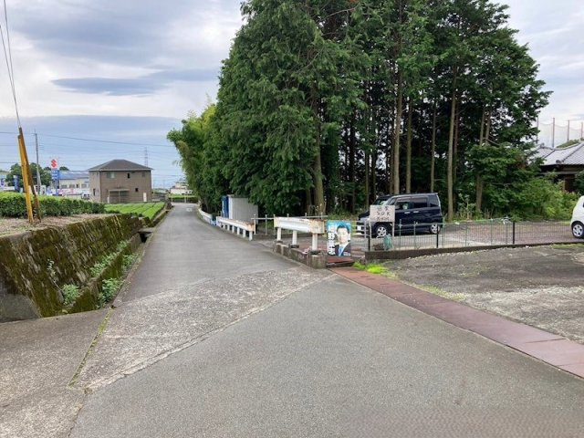 平屋　中古戸建　富士市大淵の前面道路含む現地写真