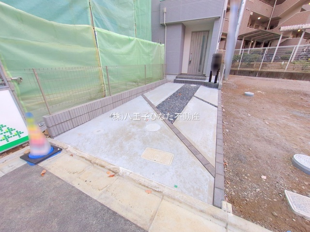 祝　成約済み　八王子市　館町　新築戸建ての駐車場|自然豊かな高尾の新築戸建てです。～仲介手数料無料☆八王子ひなた不動産～八王子市館町　新築戸建て
