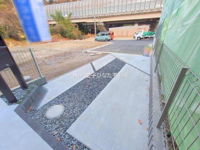 祝　成約済み　八王子市　館町　新築戸建ての駐車場|自然豊かな高尾の新築戸建てです。～仲介手数料無料☆八王子ひなた不動産～八王子市館町　新築戸建て