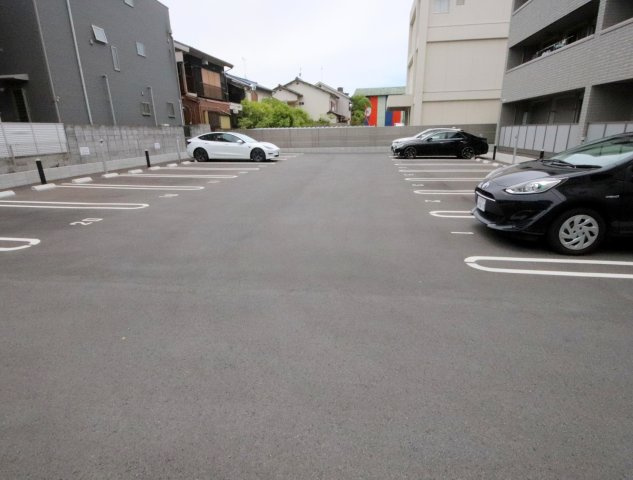 シャーメゾンネクサスの駐車場