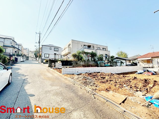 町田市鶴川　新築1棟！の前面道路含む現地写真|前面道路6ｍ！
駐車も楽々ですね♪