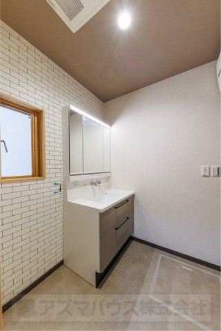 【独立洗面台】 | ライフフィールド美原区黒山　2号地 | 大きく見やすい三面鏡付き洗面化粧台を設置！キッチン横に水廻りを配置した家事楽動線を採用しています。