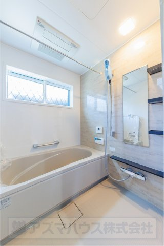 【浴室】 | ライフフィールド美原区黒山　2号地 | 窓付きで、湿気がこもらず夏のバスタイムも快適！一坪サイズの浴室で、ゆったりくつろぎのひとときを。