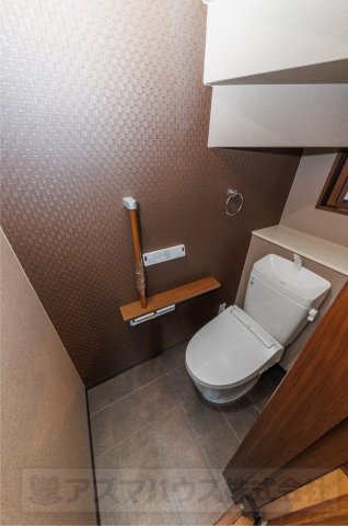 【トイレ】 | ライフフィールド美原区黒山　2号地 | 温水洗浄便座付のトイレで、冬の寒い時期でも快適！手すりを設置し、老後のことにも配慮した設計です。