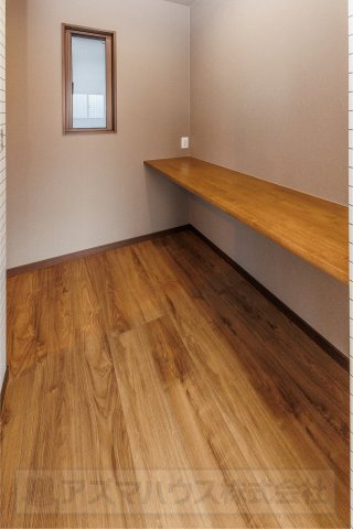 【内装】 | ライフフィールド美原区黒山　2号地 | カウンターとコンセントも備わった書斎！窓付きで空気がこもらず、いつでも爽やかな空間になります。
