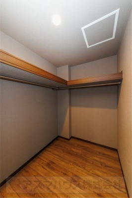 【収納】 | ライフフィールド美原区黒山　2号地 | 7帖主寝室には、大型のWIC付き！バルコニーから洗濯物をそのまま収納すれば洗濯動線もバッチリ。