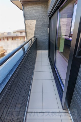 【バルコニー】 | ライフフィールド美原区黒山　2号地 | 開放的な空間を楽しめる、西向きバルコニー！家事やテレワークの合間に気分転換や癒しのひと時を過ごせそうです。