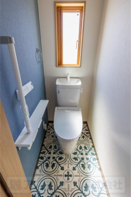 【トイレ】 | ライフフィールド美原区黒山　2号地 | 各階にトイレがあるので、朝の混雑も解消！トイレのたびに階段を上り下りする手間もありません。