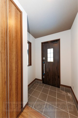 【玄関】 | ライフフィールド美原区黒山　2号地 | いつでもご内覧OK！教育施設が身近に揃い、子育てファミリーにもオススメ。家族で楽しめる「ららぽーと堺」まで徒歩9分の立地も魅力！