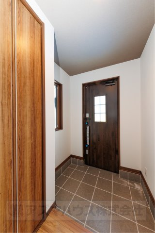 【玄関】 | ライフフィールド美原区黒山　2号地 | いつでもご内覧OK！教育施設が身近に揃い、子育てファミリーにもオススメ。家族で楽しめる「ららぽーと堺」まで徒歩9分の立地も魅力！