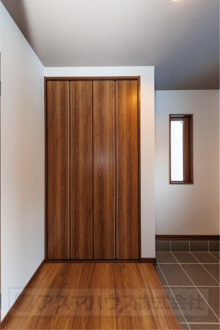 【収納】 | ライフフィールド美原区黒山　2号地 | 天井高のシューズクローク付き！※掲載中の写真は広角レンズで撮影のため、実際の見え方とは異なります。