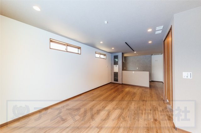 【居間・リビング】 | ライフフィールド美原区黒山　2号地 | 広々18.2帖のLDK！ゆったりとした広さの空間でご家族だんらんの時間をお過ごしいただけます。