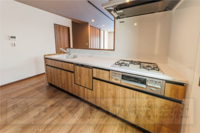 【キッチン】 | ライフフィールド美原区黒山　2号地 | 食洗機搭載で洗浄から乾燥までワンタッチ！大きなお鍋やフライパンも出し入れラクラクな、スライド式の収納です。