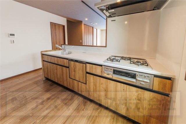 【キッチン】 | ライフフィールド美原区黒山　2号地 | 食洗機搭載で洗浄から乾燥までワンタッチ！大きなお鍋やフライパンも出し入れラクラクな、スライド式の収納です。