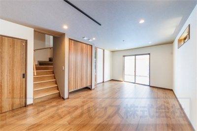 【居間・リビング】 | ライフフィールド美原区黒山　2号地 | 対面式キッチン＋リビング階段仕様で、ご家族とのコミュニケーションが取りやすい間取りです。