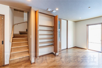 【居間・リビング】 | ライフフィールド美原区黒山　2号地 | なにかと物が溢れがちなリビングに、マルチにご使用いただける収納スペースを設置！スッキリとした空間を保てます。