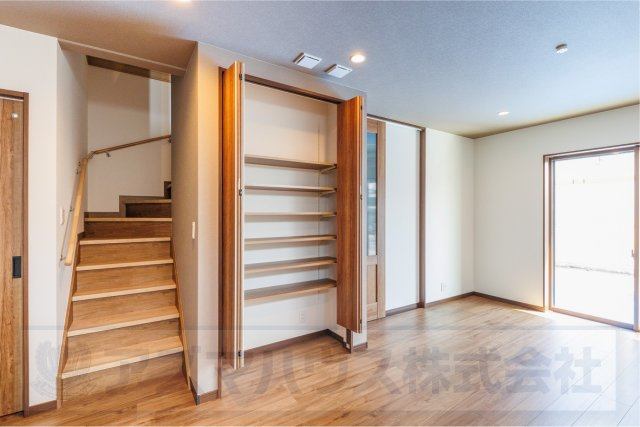 【居間・リビング】 | ライフフィールド美原区黒山　2号地 | なにかと物が溢れがちなリビングに、マルチにご使用いただける収納スペースを設置！スッキリとした空間を保てます。