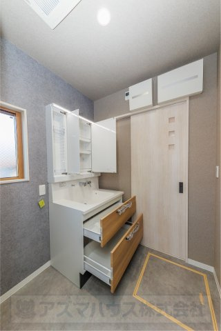 【独立洗面台】 | ライフフィールド美原区黒山　1号地 | 三面鏡付き独立洗面化粧台！鏡裏やボウル下にたっぷり収納があり、生活感の出やすいアイテムも収納可能。