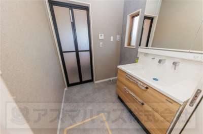 【独立洗面台】 | ライフフィールド美原区黒山　1号地 | 窓があるので湿気もこもらず快適！水廻りを集約させることでスムーズな家事動線を実現しています。