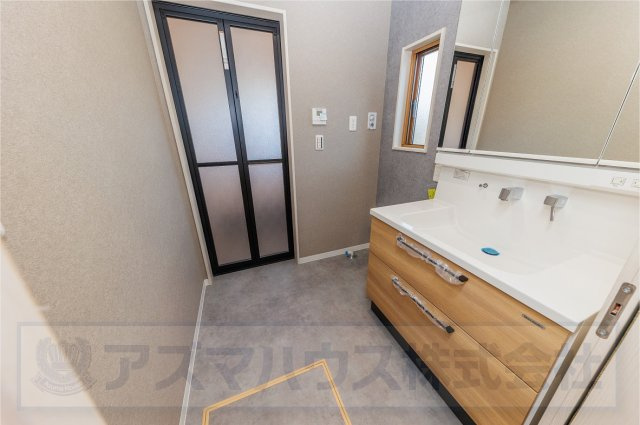 【独立洗面台】 | ライフフィールド美原区黒山　1号地 | 窓があるので湿気もこもらず快適！水廻りを集約させることでスムーズな家事動線を実現しています。