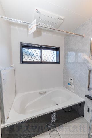 【浴室】 | ライフフィールド美原区黒山　1号地 | 1日の疲れを癒すゆったり一坪サイズのバスルーム！足を伸ばせるバスタブで癒しのひと時をお過ごしください。