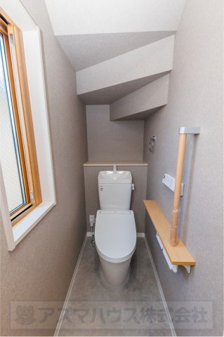 【トイレ】 | ライフフィールド美原区黒山　1号地 | 冬の寒い時期でも快適な温水洗浄便座付トイレを各階に設置！手すりを設け、老後のことにも配慮した設計です。