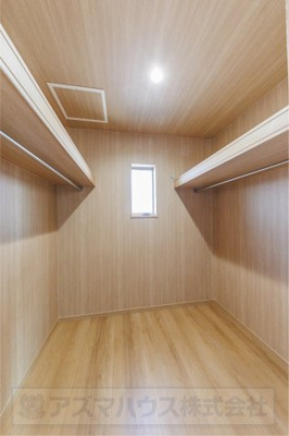 【収納】 | ライフフィールド美原区黒山　1号地 | 7帖の主寝室には、WIC付き！シーズン、シーズンオフに問わず多くの衣類が収納可能。季節家電も収納できる大型サイズです。