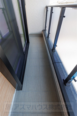 【バルコニー】 | ライフフィールド美原区黒山　1号地 | 主寝室から出入りできる東向きバルコニー！ガラス手すりを採用し、採光に配慮しています。