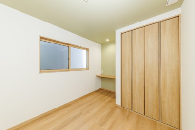 【洋室】 | ライフフィールド美原区黒山　1号地 | 全居室収納付きで、居住空間スッキリ！洋室2室にはカウンターを備え、趣味や勉強など多様にお使いいただけます。