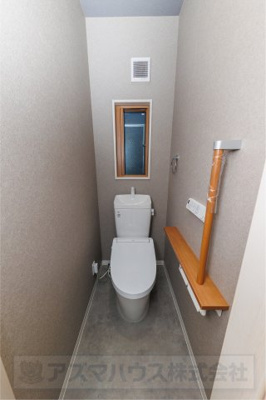 【トイレ】 | ライフフィールド美原区黒山　1号地 | こちらは2階トイレ。慌ただしい朝や来客時など、気兼ねせずにお使いいただけます。