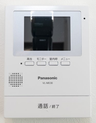 【内観：施工例】 | ライフフィールド美原区黒山　1号地 | 【カラーモニターホン】来客者を確認できるモニター付きインターホン！お子様のお留守番も安心です。(同仕様の設備)