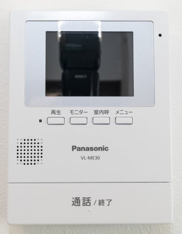 【内観：施工例】 | ライフフィールド美原区黒山　1号地 | 【カラーモニターホン】来客者を確認できるモニター付きインターホン！お子様のお留守番も安心です。(同仕様の設備)