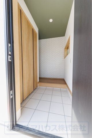 【玄関】 | ライフフィールド美原区黒山　1号地 | ※掲載中の写真は広角レンズで撮影のため、実際の見え方とは異なります。
