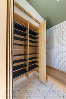 【玄関】 | ライフフィールド美原区黒山　1号地 | 家族分の靴が収納できる、大型のシューズクロークをご用意！