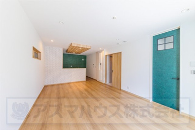 【居間・リビング】 | ライフフィールド美原区黒山　1号地 | 広々18帖のLDK！ご家族とのコミュニケーションが自然と増えるリビングスルー階段を採用しています。