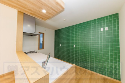 【キッチン】 | ライフフィールド美原区黒山　1号地 | アクセントカラーのグリーンと折下天井でオシャレなキッチン♪まるでカフェのような雰囲気ですね。