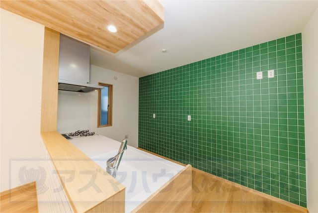 【キッチン】 | ライフフィールド美原区黒山　1号地 | アクセントカラーのグリーンと折下天井でオシャレなキッチン♪まるでカフェのような雰囲気ですね。
