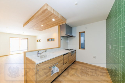 【キッチン】 | ライフフィールド美原区黒山　1号地 | 対面式キッチンで、お子様の遊ぶ姿を見守りながらお料理が可能。食洗機付きで食後の後片付けをサポート！