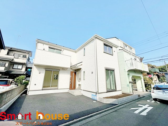 相模原市中央区青葉　新築1棟！の前面道路含む現地写真|お住まいの前面道路が広いと駐車が楽になり、陽当たりも遮られないので明るく居心地の良いお家になります♪