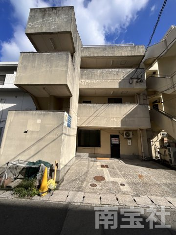 【外観】 | 建物裏には駐車場があります。