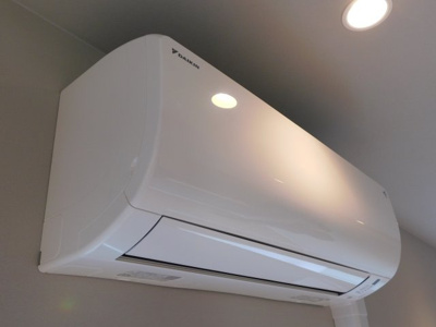 【冷暖房・空調設備】 | コアマンション博多南 | リビングにエアコンが付いています。