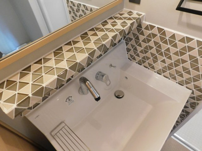 【独立洗面台】 | コアマンション博多南 | 洗面化粧台のタイルや照明にも拘った物件です。