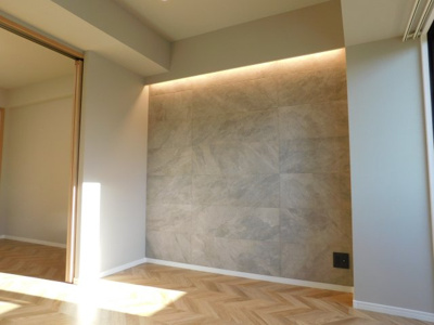 【居間・リビング】 | コアマンション博多南 | リビングにも間接照明が付いています。