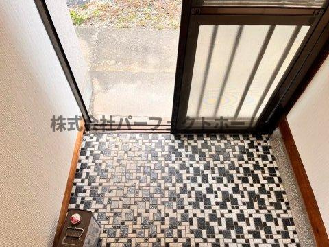 渚南町テラスの玄関|収納もある玄関です