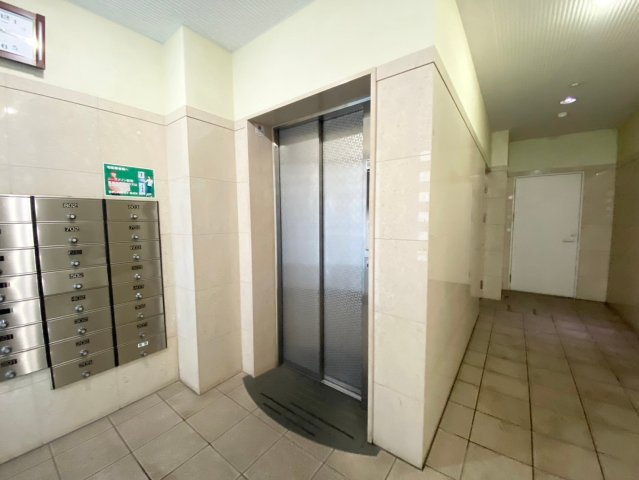 ニーズメゾン新栄のエントランス