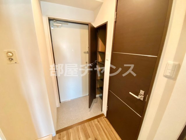 ニーズメゾン新栄の玄関