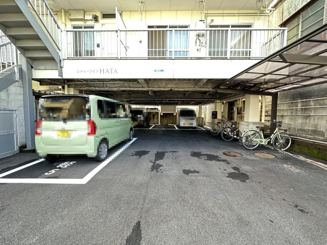 シティーライフHATAの駐車場