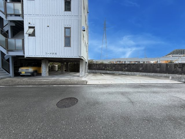 コーポ新橋の駐車場