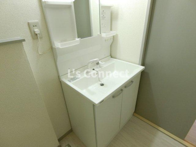 【洗面所】 | サンビレッジ南富ヶ丘Ｄ | 朝の支度もスムーズな独立洗面台。