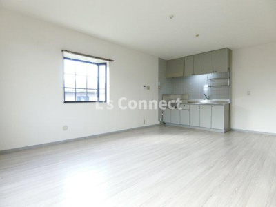 【居間・リビング】 | サンビレッジ南富ヶ丘Ｄ | １２帖のＬＤＫ。角部屋で２面に窓があります。